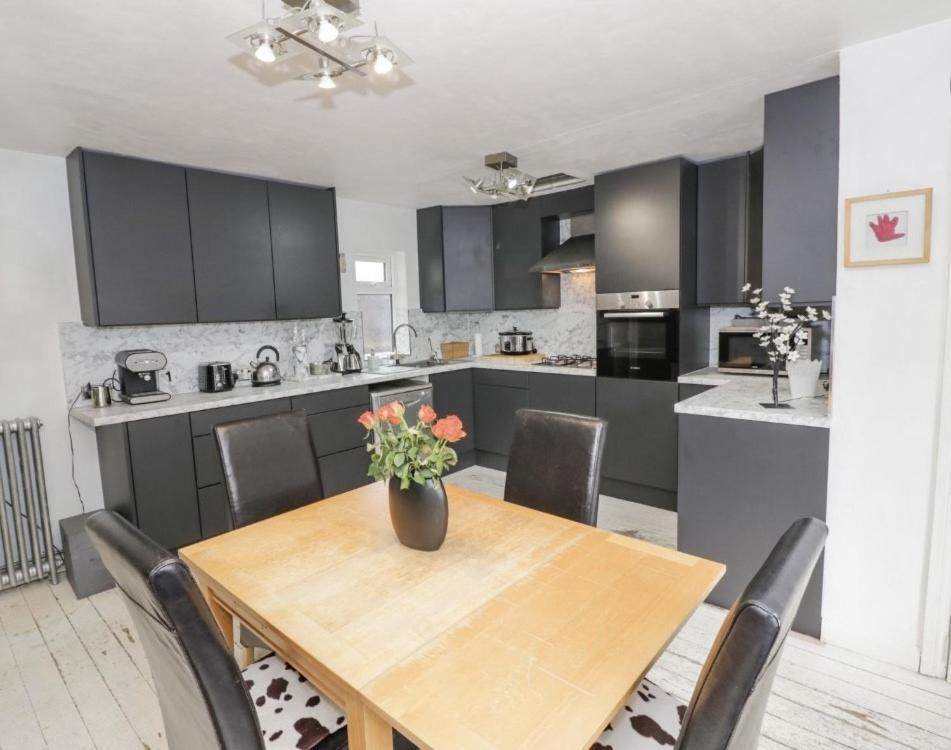 Lovely Comfortable 3 Bed Home, วุร์สเตอร์ ภายนอก รูปภาพ